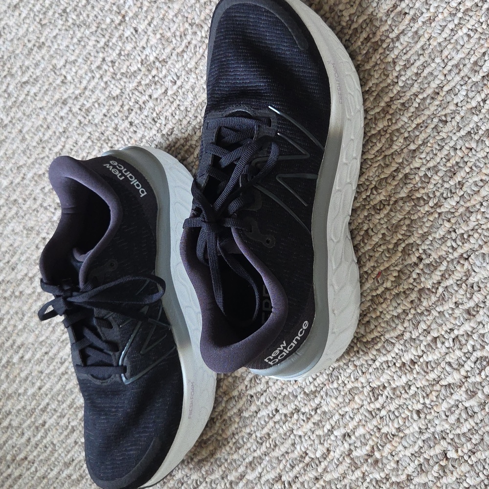 New Balance Women's Black and White Cushioned Running Shoes - Picture 3 of 8